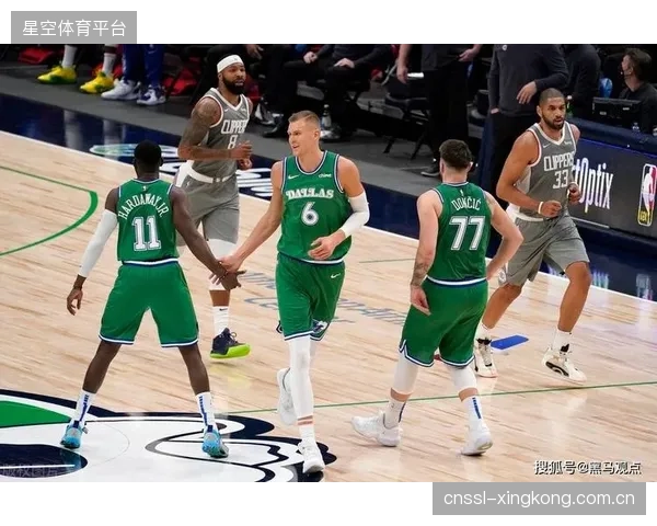 克勒贝尔续约后的状态出现下滑，其外线投射的不稳定性影响了球队的空间布局。